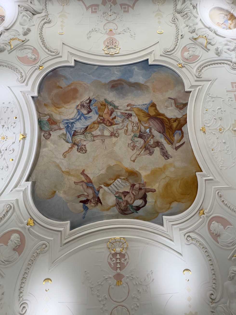 Eindrucksvolle Deckenmalerei in der historischen Kirche in Schwäbisch Hall mit kunstvollen barocken Verzierungen.