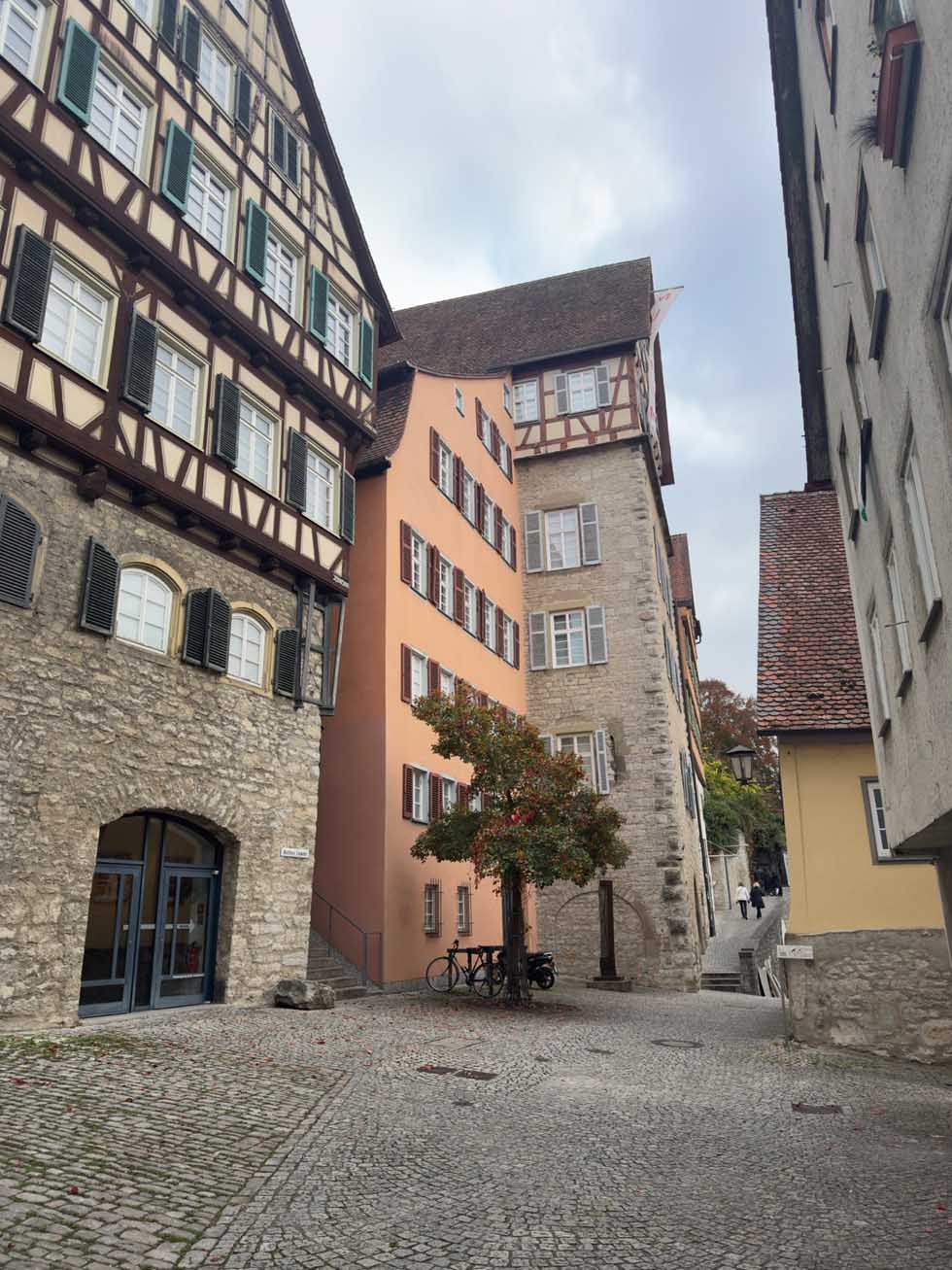 Malerische Gasse in der historischen Altstadt von Schwäbisch Hall mit Fachwerkhäusern und Kopfsteinpflaster.