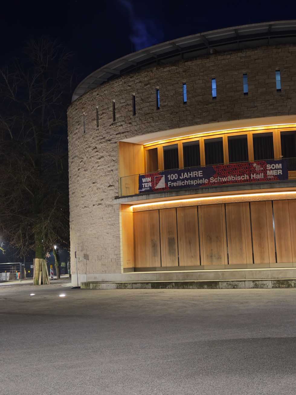 Modernes Kultur- und Veranstaltungsgebäude Neues Globe in Schwäbisch Hall bei Nacht mit architektonisch eindrucksvoller Beleuchtung.