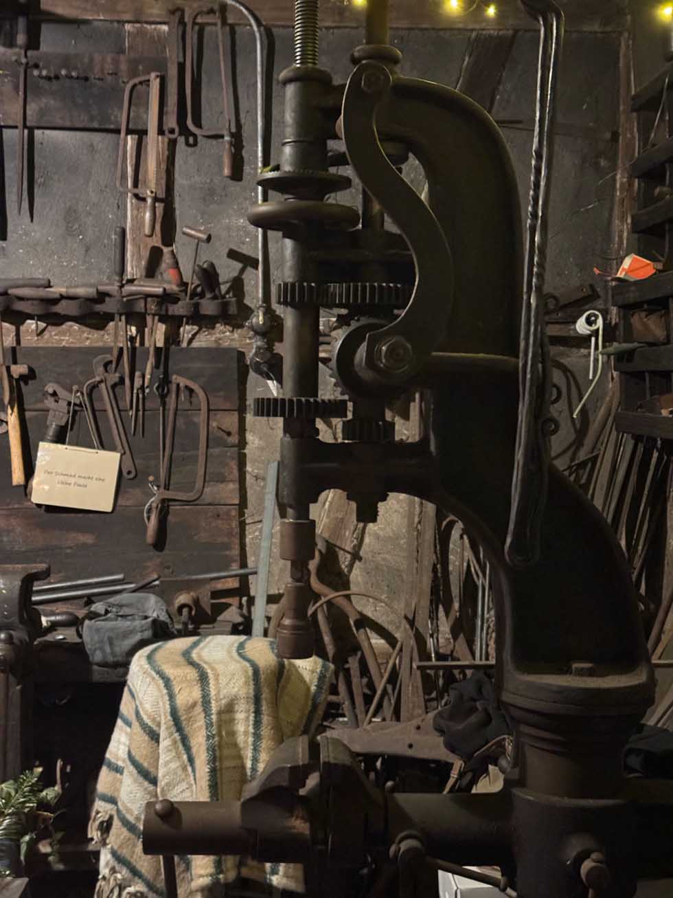 Historische Ausstellung mit alten Maschinen und Werkzeugen in Schwäbisch Hall – Einblick in regionale Technik- und Handwerksgeschichte.