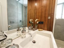 Großes Waschbecken mit Dekoration