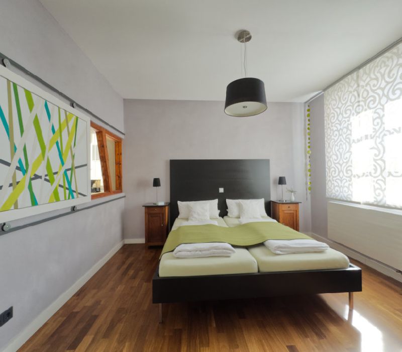 Schlafzimmer 1 mit Blick auf das Doppelbett