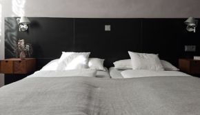 Schlafzimmer 2 mit Blick auf das Doppelbett